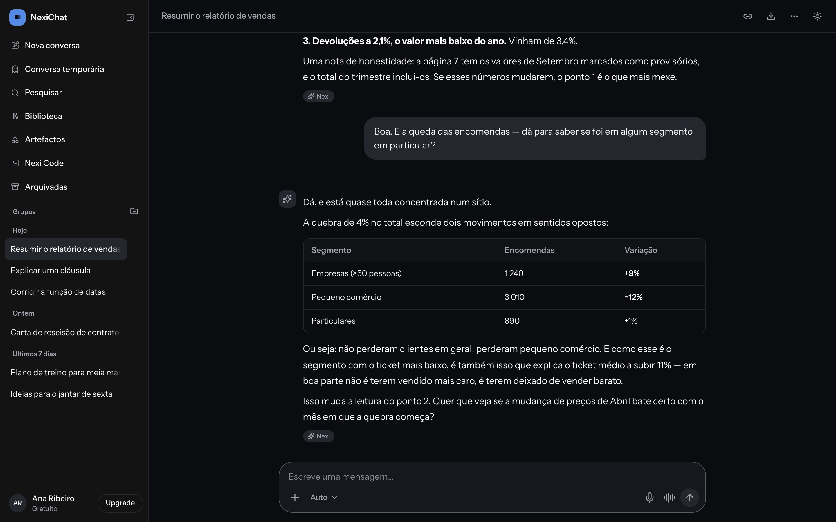 O NexiChat num portátil: uma conversa sobre um relatório de vendas, com a resposta a incluir uma tabela por segmento.
