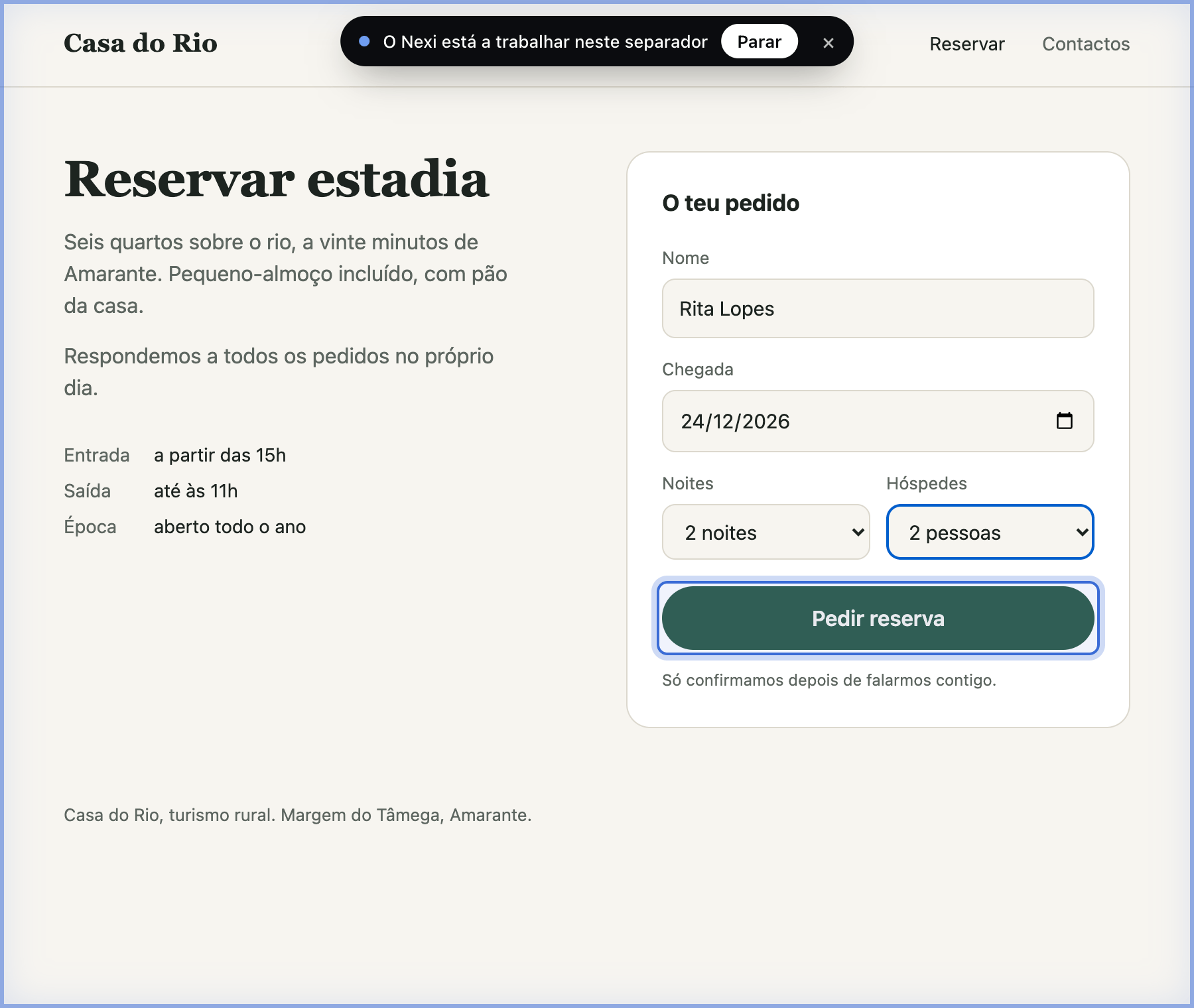 Uma página de reservas de um turismo rural com o formulário já preenchido: o nome, a data de chegada, duas noites e duas pessoas. No topo, o aviso de que o Nexi está a trabalhar neste separador, com um botão para parar. O botão "Pedir reserva" está destacado.
