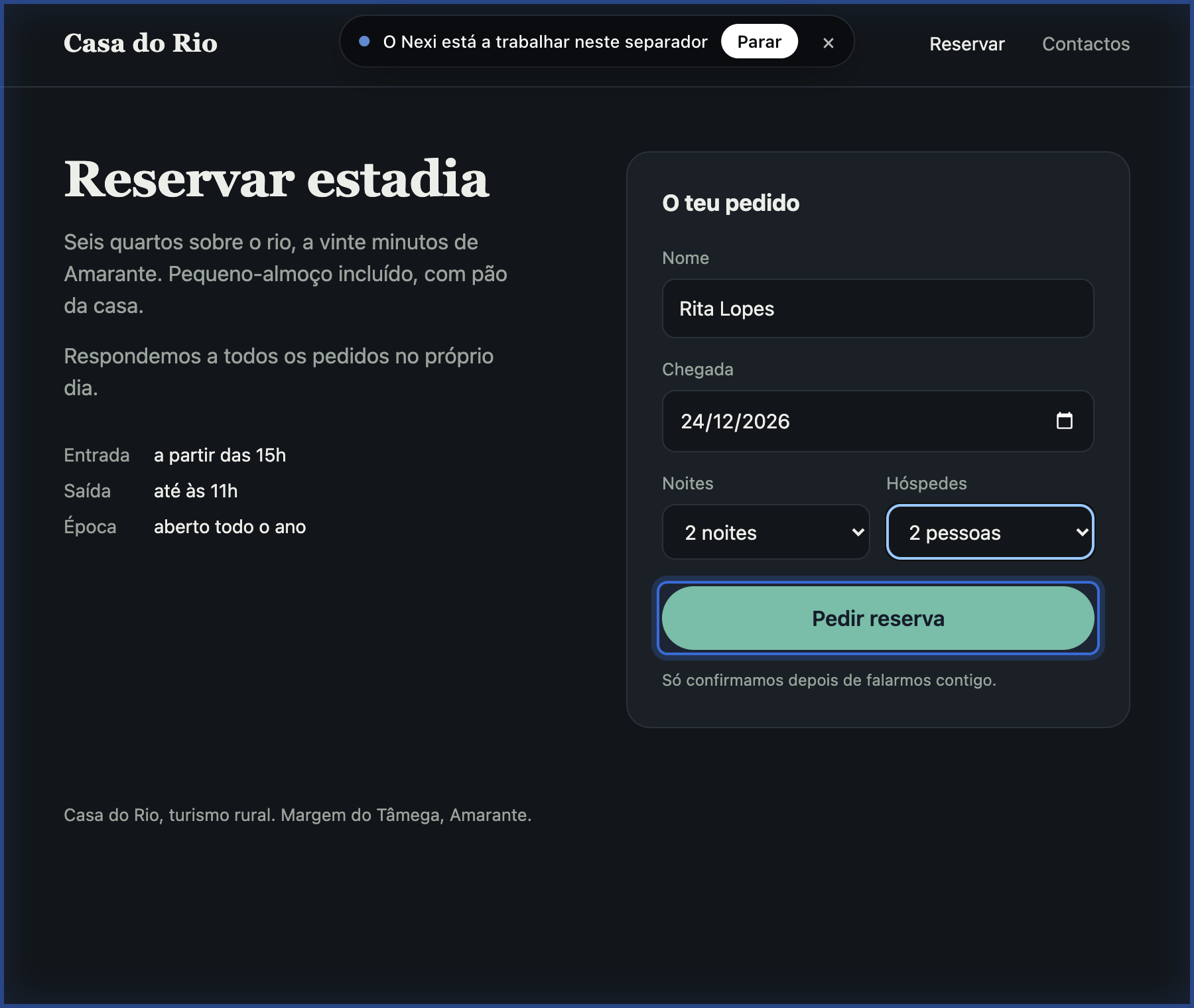 Uma página de reservas de um turismo rural com o formulário já preenchido: o nome, a data de chegada, duas noites e duas pessoas. No topo, o aviso de que o Nexi está a trabalhar neste separador, com um botão para parar. O botão "Pedir reserva" está destacado.